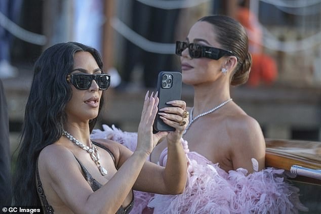 Chị em Kim Kardashian mặc hở bạo, bị chê cười tại tiệc cưới tỷ phú - 6
