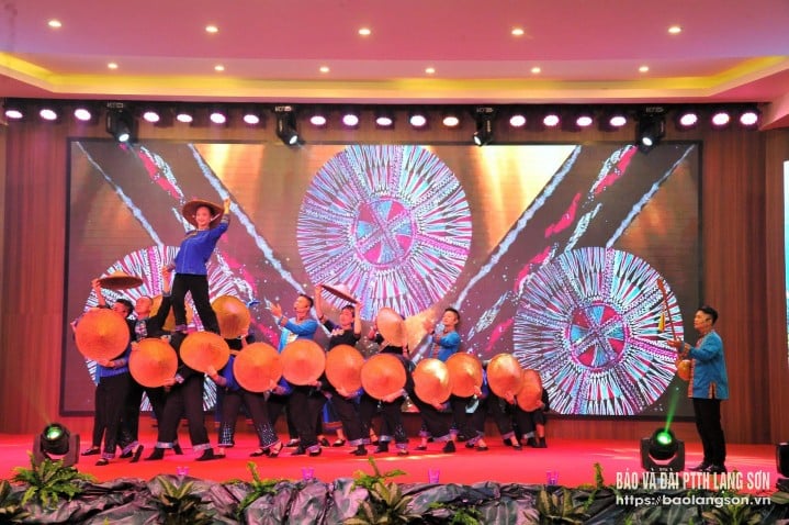 Tiết mục văn nghệ chào mừng Lễ đón nhận danh hiệu Công viên địa chất toàn cầu UNESCO Lạng Sơn