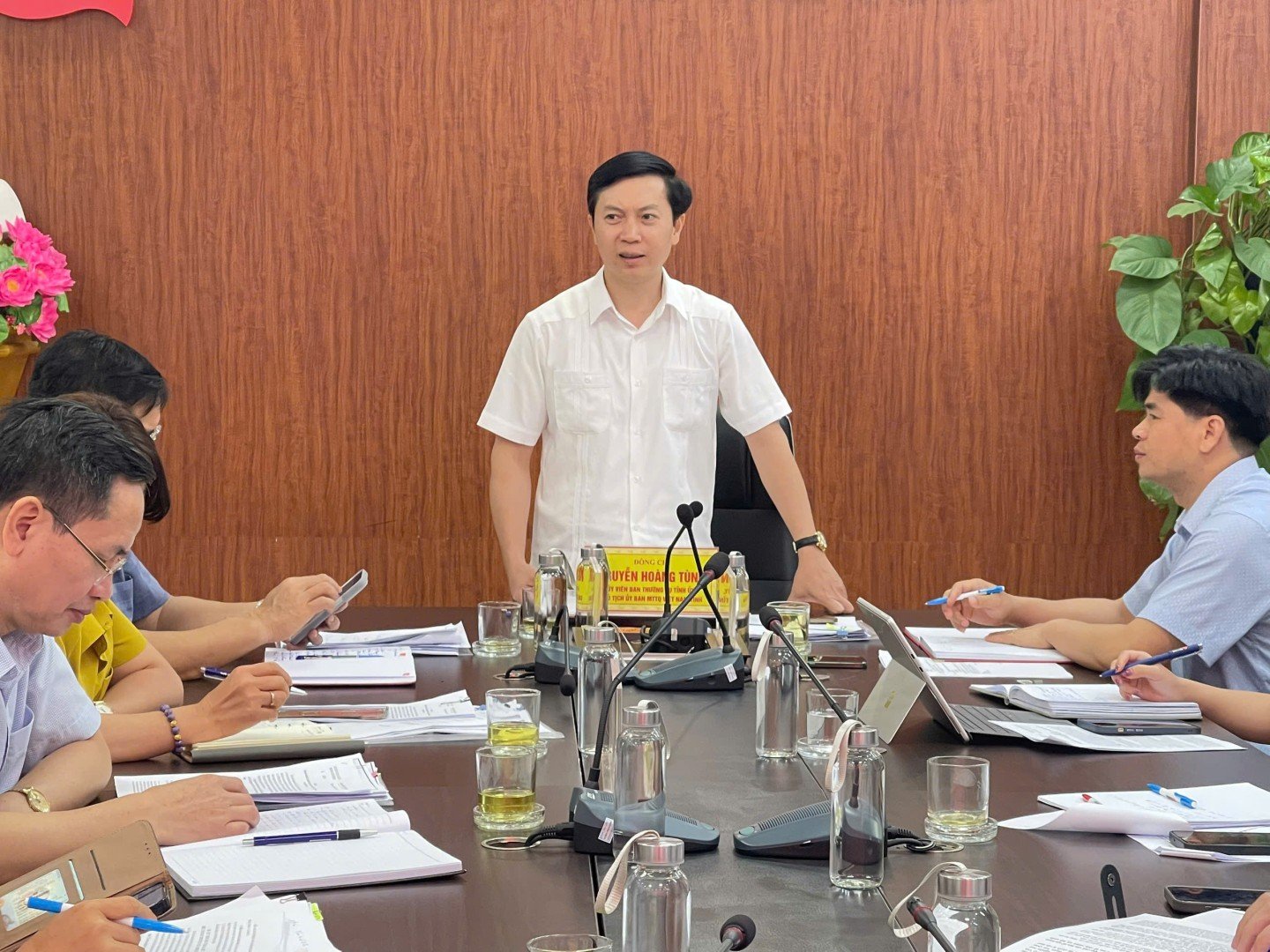 Comrade Nguyen Hoang Tung, Member of the Provincial Party Standing Committee, Chairman of the Provincial Vietnam Fatherland Front Committee, spoke at the working session with newly merged communes in the new Van Quan commune.