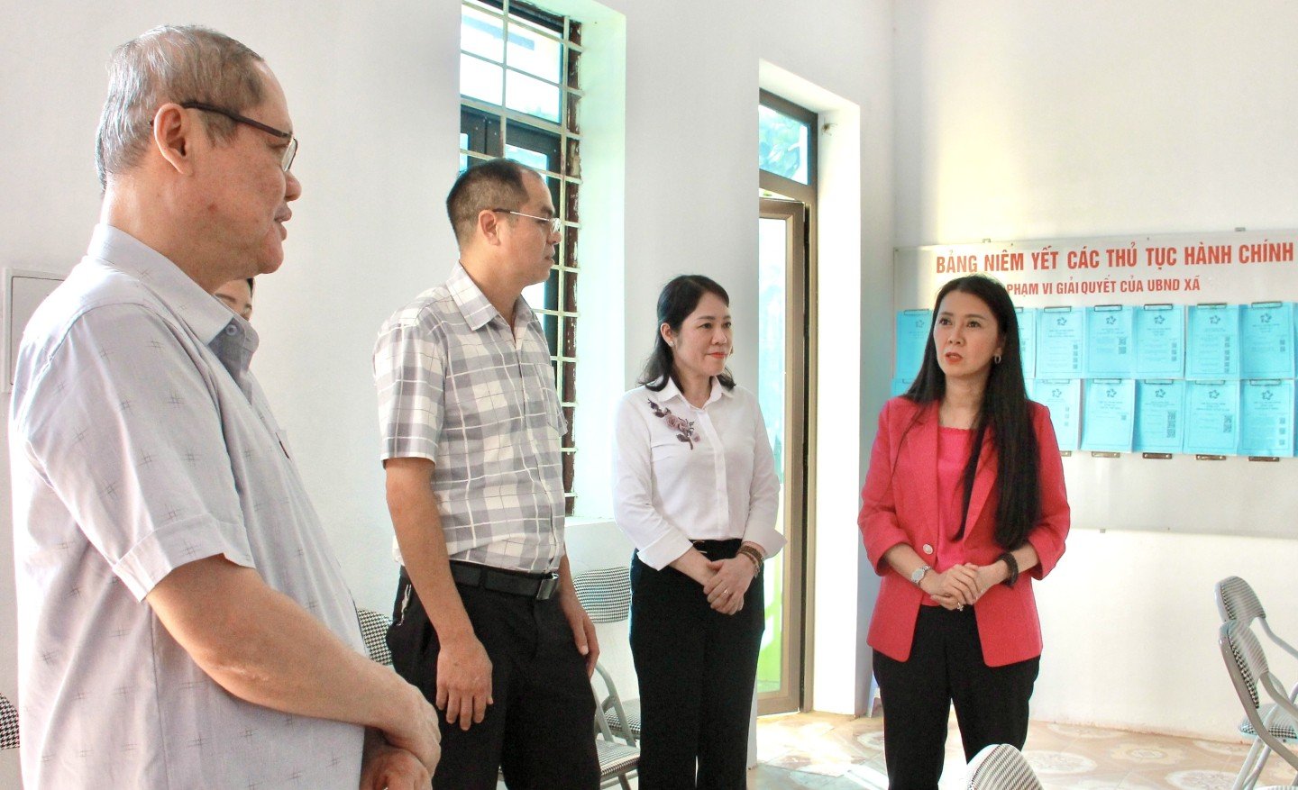 Comrade Doan Thu Ha, Member of the Provincial Party Standing Committee, Head of the Provincial Party Committee's Internal Affairs Committee, Head of the Working Group for the on-site inspection at Thong Nhat Commune Administrative Center