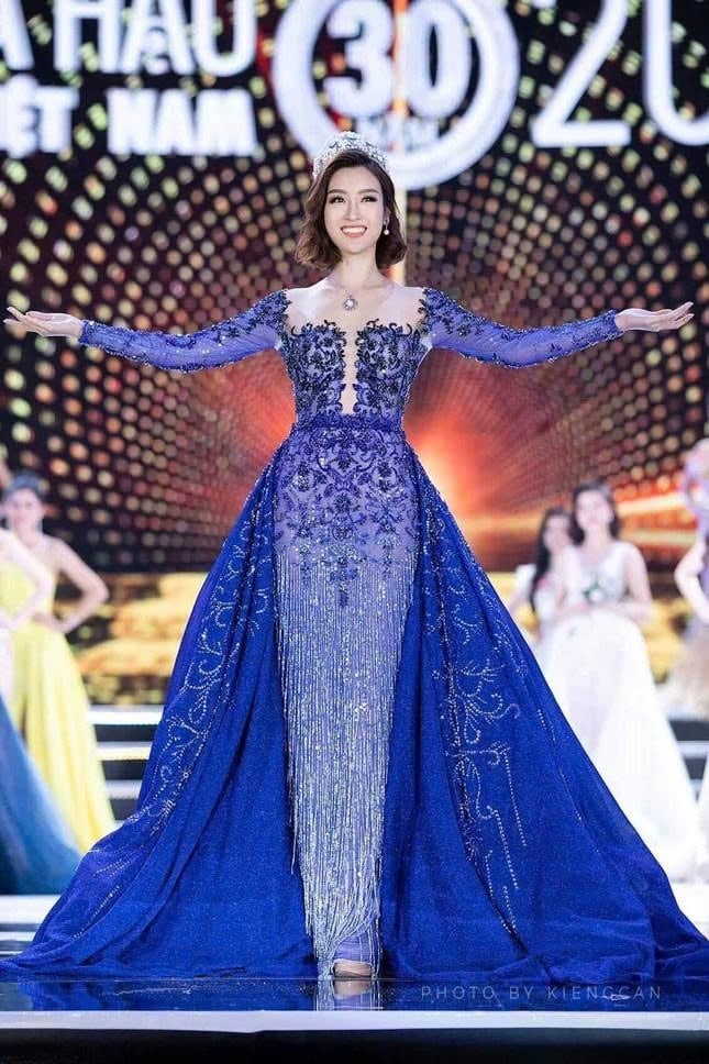 Nhìn lại những trang phục Final Walk của các nàng hậu Việt - Ảnh 4.