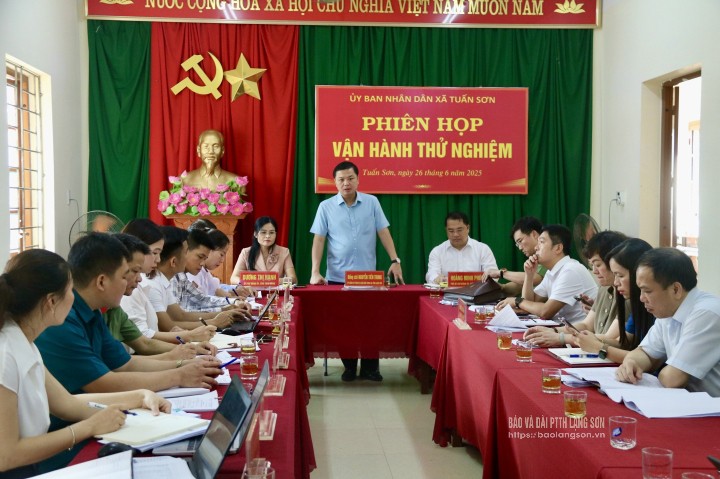 Colonel Nguyen Tien Trung, Member of the Provincial Party Standing Committee, Director of the Provincial Police, Head of Working Group No. 10 spoke at the People's Committee of Tuan Son commune.