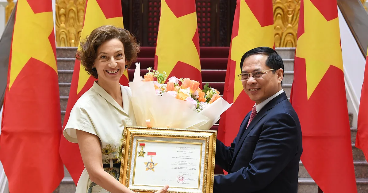 Trao tặng Tổng Giám đốc UNESCO Kỷ niệm chương “Vì sự nghiệp Ngoại giao Việt Nam”
