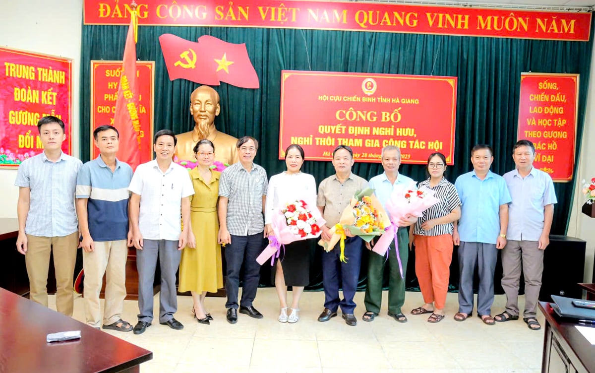 Các đồng chí Ban Chấp hành Hội CCB tỉnh chụp ảnh lưu niệm cùng các đồng chí nghỉ công tác Hội và nghỉ hưu hưởng chế độ bảo hiểm xã hội.