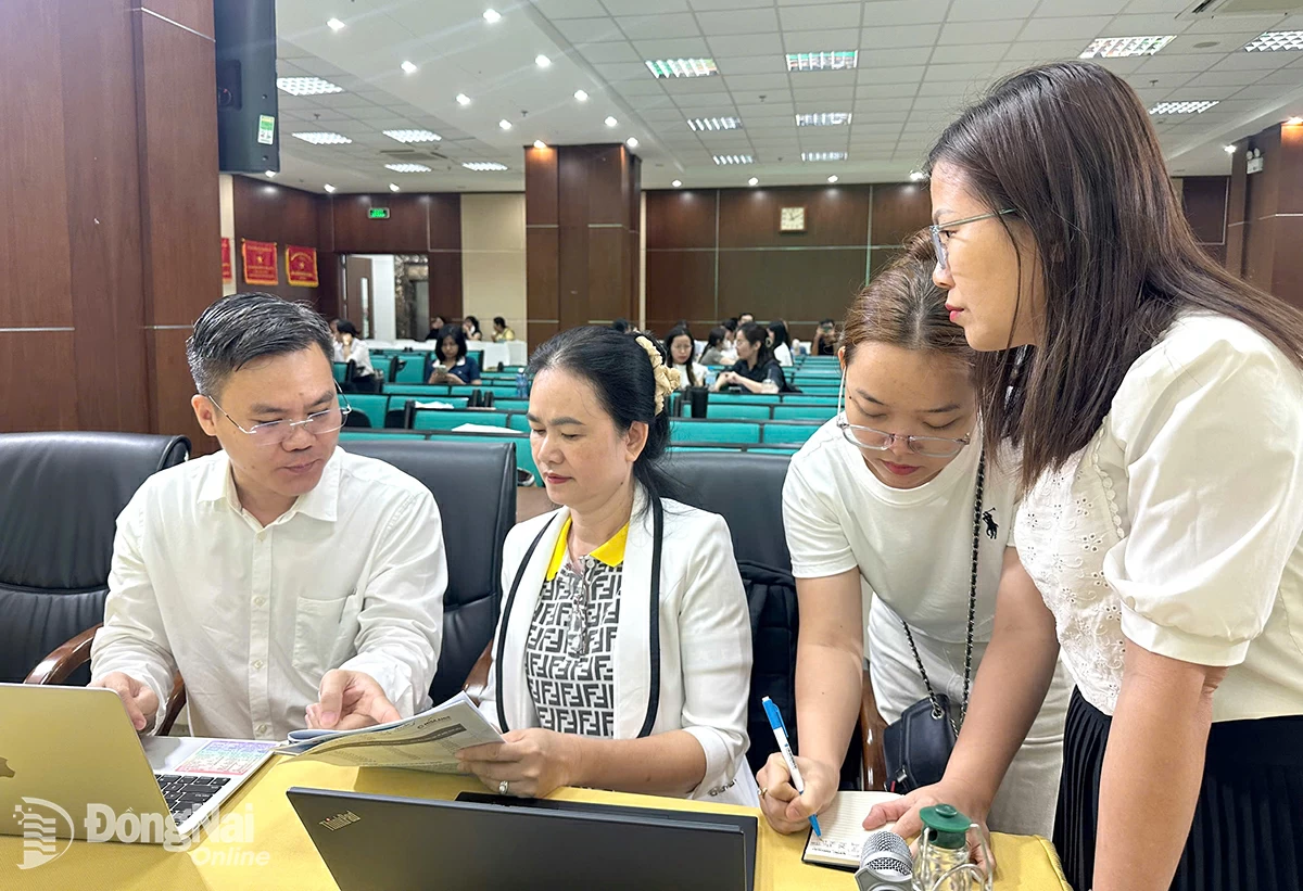 Cán bộ ngành thuế giải thích các chính sách thuế mới đối với người nộp thuế. Ảnh:N.Liên