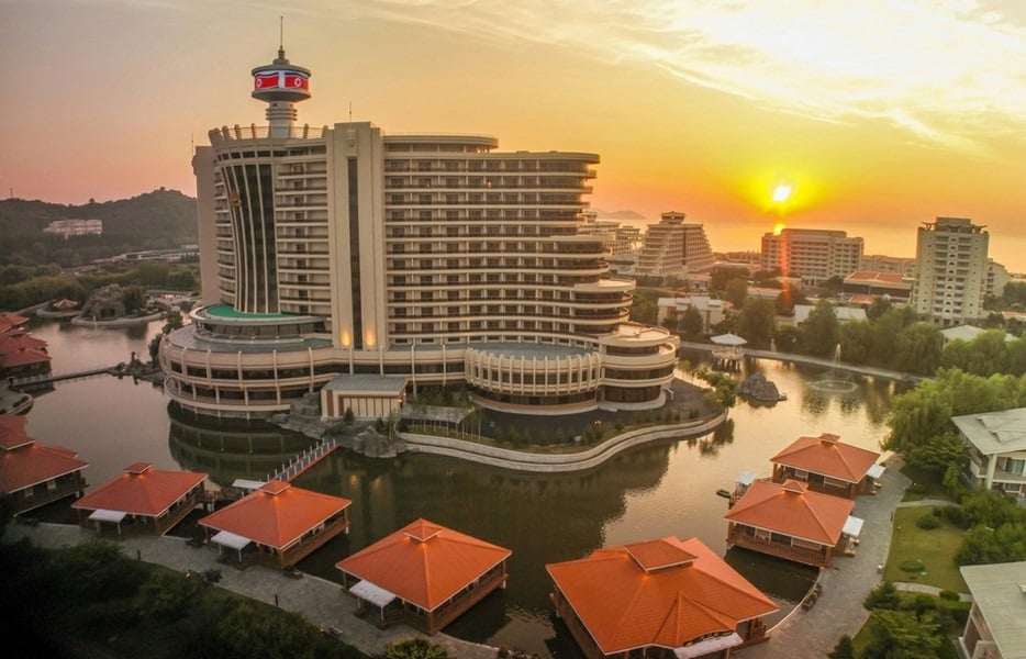 Trung tâm văn hóa và nhà hát ngoài trời với sức chứa hàng nghìn chỗ ngồi cũng được xây dựng nhằm tổ chức các buổi biểu diễn nghệ thuật vào những dịp lễ lớn hoặc tiếp đón các đoàn khách đặc biệt. Ảnh: Rodong Sinmun.
