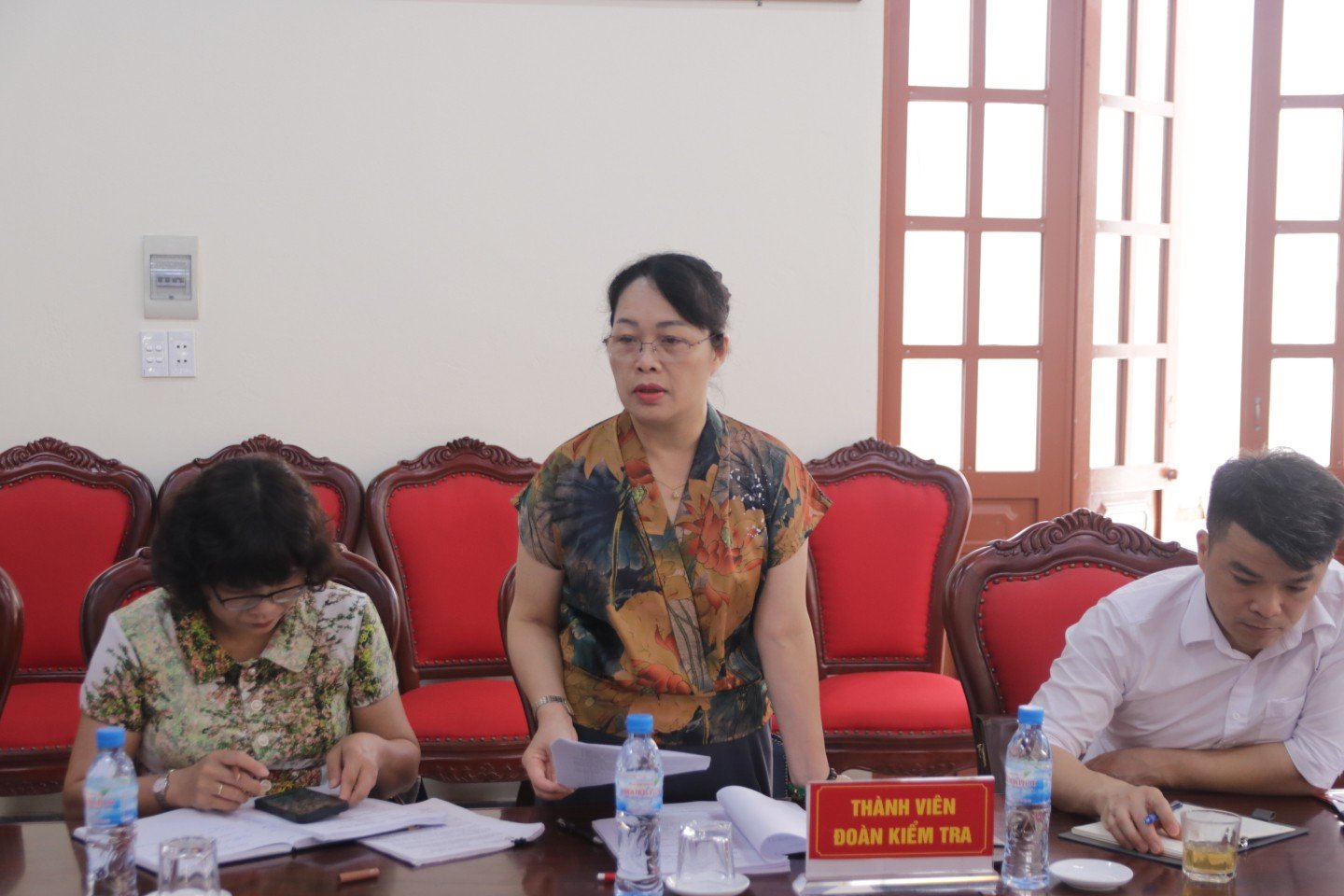 Inspection team member of Working Group No. 1 speaks at the working session in Hoang Van Thu commune