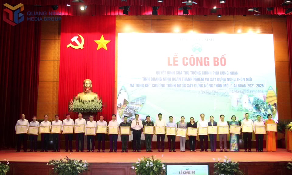 Lãnh đạo tỉnh tặng Bằng khen của UBND tỉnh cho tập thể có thành tích xuất sắc trong xây dựng NTM giai đoạn 2021-2025.