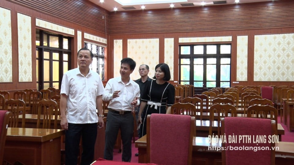 Comrade Phung Quang Hoi, Member of the Provincial Party Standing Committee, Secretary of Lang Son City Party Committee inspected the trial operation of the organizational apparatus of Ky Lua ward (new)