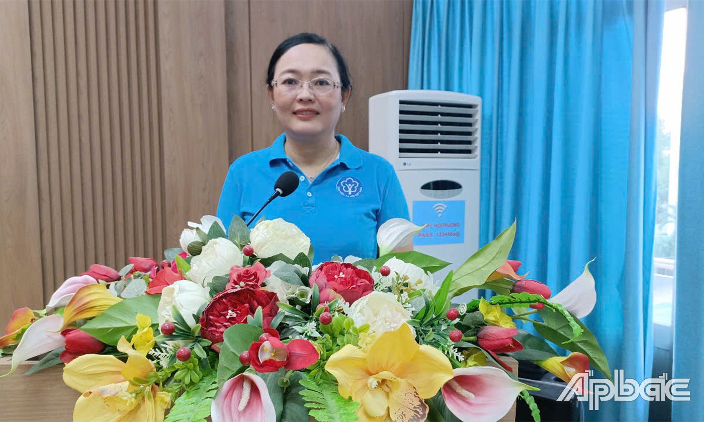 XXXIII 지역 사회 보험 이사 Huynh Nguyen Phuong Oanh가 행사에서 연설하고 있습니다.