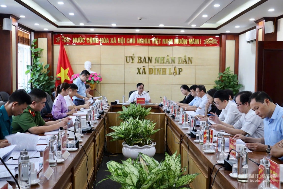 Working group attended the regular meeting of the People's Committee of Dinh Lap commune
