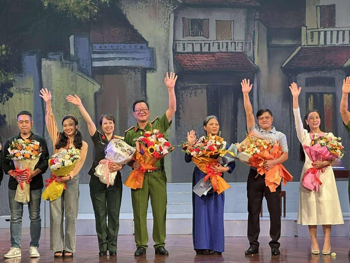 NSND Lê Hùng tạo cảm xúc dạt dào cho vở "Không gục ngã" - Ảnh 4.