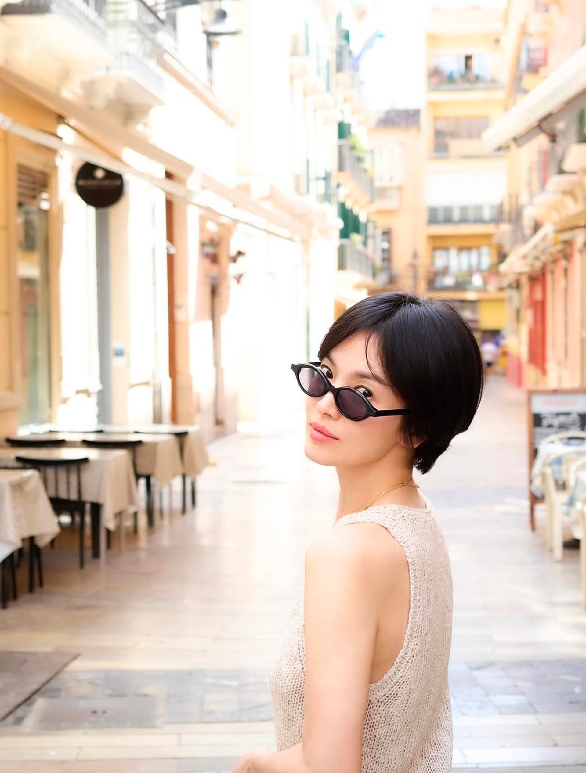 Song Hye Kyo diện váy cúp ngực gợi cảm, khoe nhan sắc không tuổi - 5