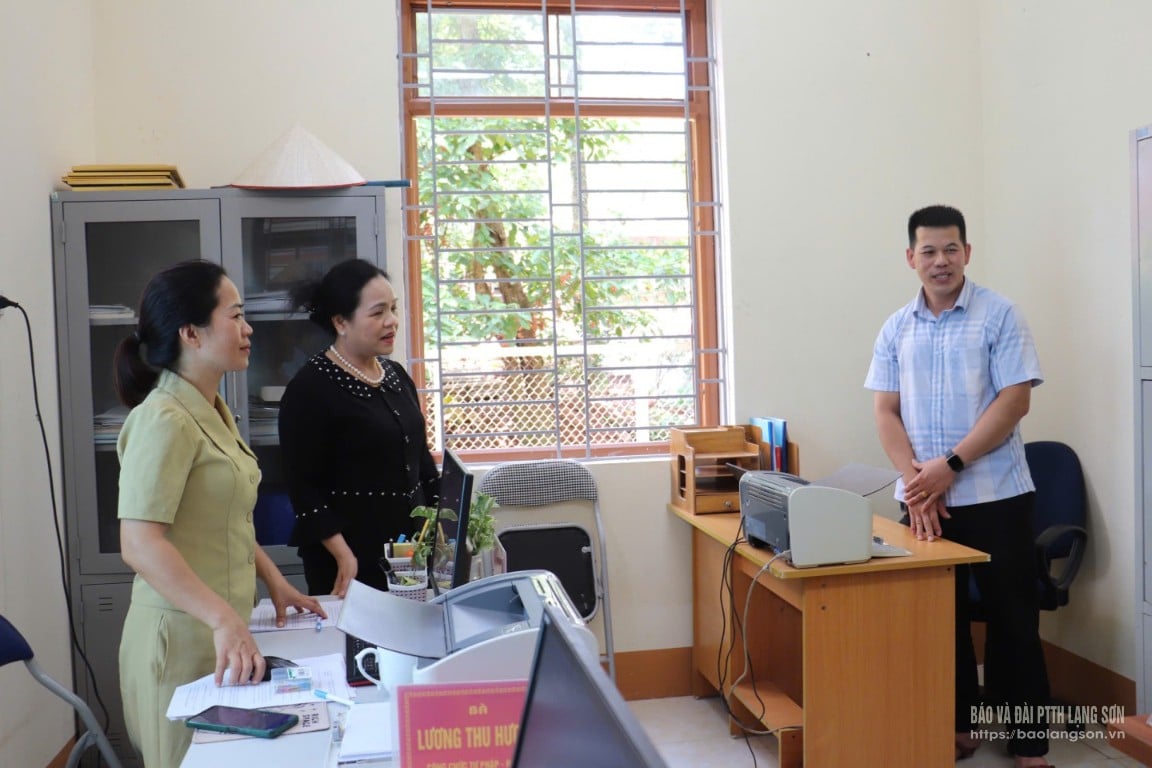 The Head of the Provincial Party Committee's Organization Board inspected the working conditions of officials and civil servants of Chau Son commune.
