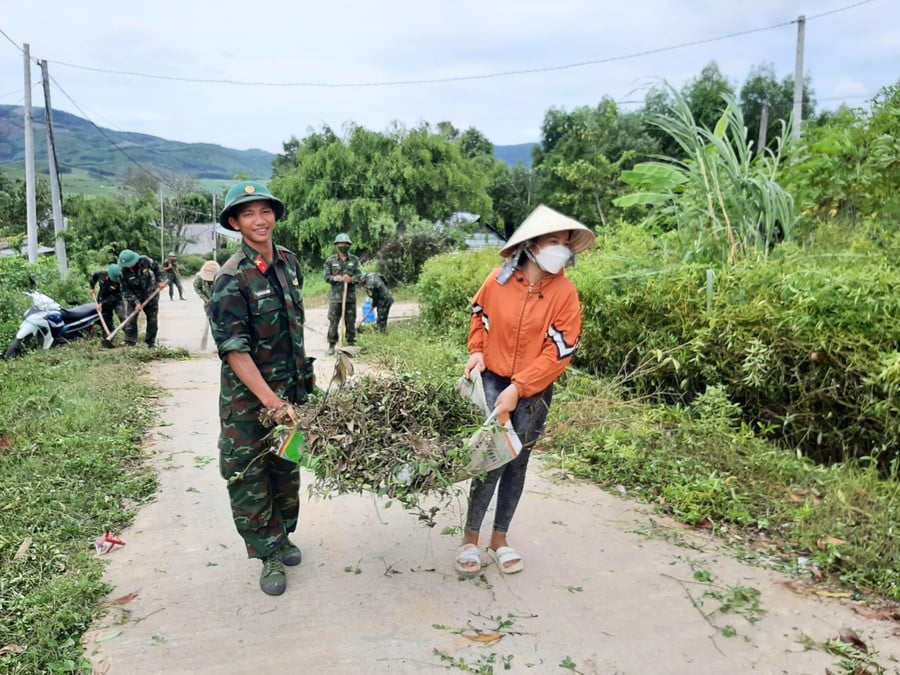 chien-si-trung-doan-38-su-doan-2-giup-nguoi-dan-xa-ya-hoi-huyen-dak-po-tong-don-ve-sinh-duong-lang-anh-ngoc-minh.jpg