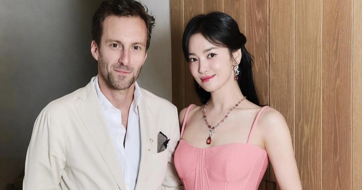 Song Hye Kyo ស្លៀក​រ៉ូប​ស៊ិចស៊ី បង្ហាញ​សម្រស់​មិន​ចាស់