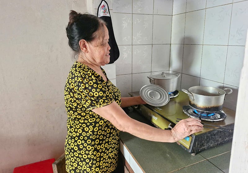 Hỗ trợ làm nhà ở đã mang lại niềm vui cho nhiệu hộ gia đình người có công với cách mạng, thân nhân liệt sĩ.   2. Những ngôi nhà mới hoàn thành sẽ giúp cho nhiều người có công với cách mạng, thân nhân liệt sĩ tại huyện Tuyên Hóa mỗi mùa mưa bão.