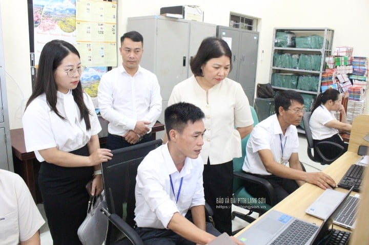 Members of Group 2, Working Group No. 10 inspect activities at Yen Binh Commune Administrative Center
