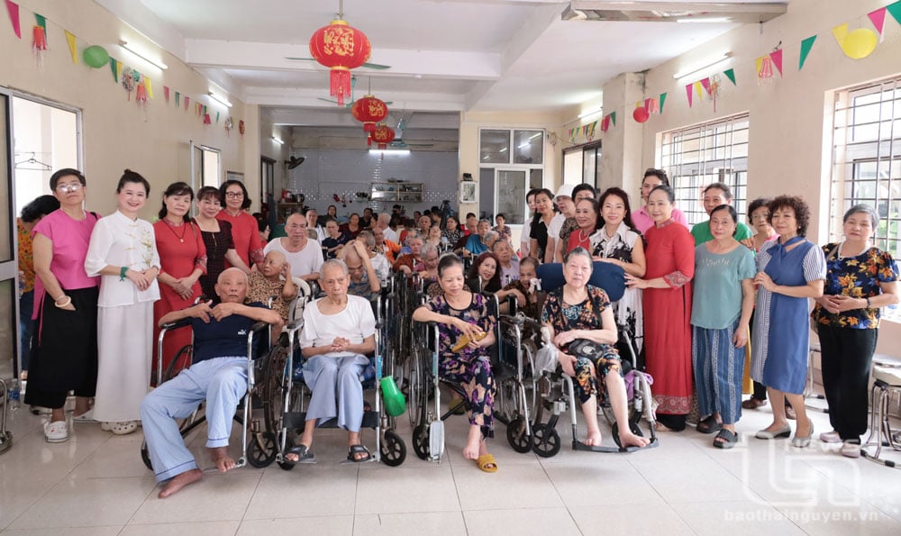 Representatives of the Vietnam Women Journalists Club took souvenir photos with leaders, workers and vulnerable people being cared for at the Huong Ha Nguyet Social Protection Center.