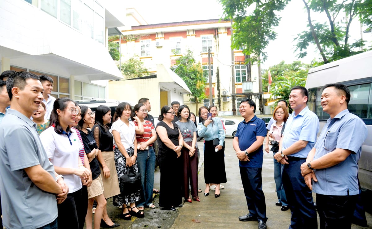 Führungskräfte der Zeitung und des Radio- und Fernsehsenders Tuyen Quang sprachen mit Beamten und Mitarbeitern der Zeitung Ha Giang.