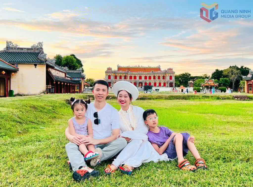 Phụ nữ là người góp phần quan trọng vào việc xây dựng gia đình hạnh phúc, văn minh. (Trong ảnh: Chị Nguyễn Hạnh Hoa, phường Hồng Hải, TP Hạ Long cùng gia đình trong chuyến đi du lịch đến Huế).