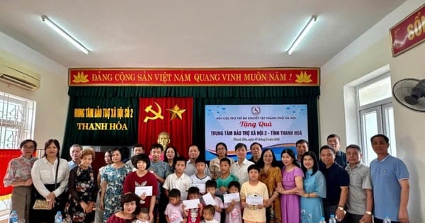 Trao tặng quà trẻ mồ côi, khuyết tật tại Thanh Hóa