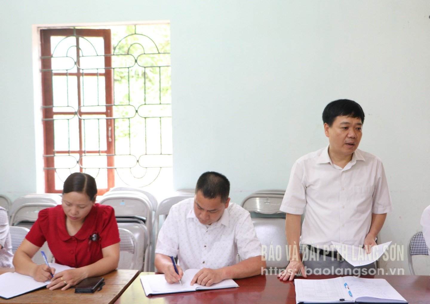 Leaders of Doan Ket Commune People's Committee reported on the preparation work for the Commune People's Committee meeting.