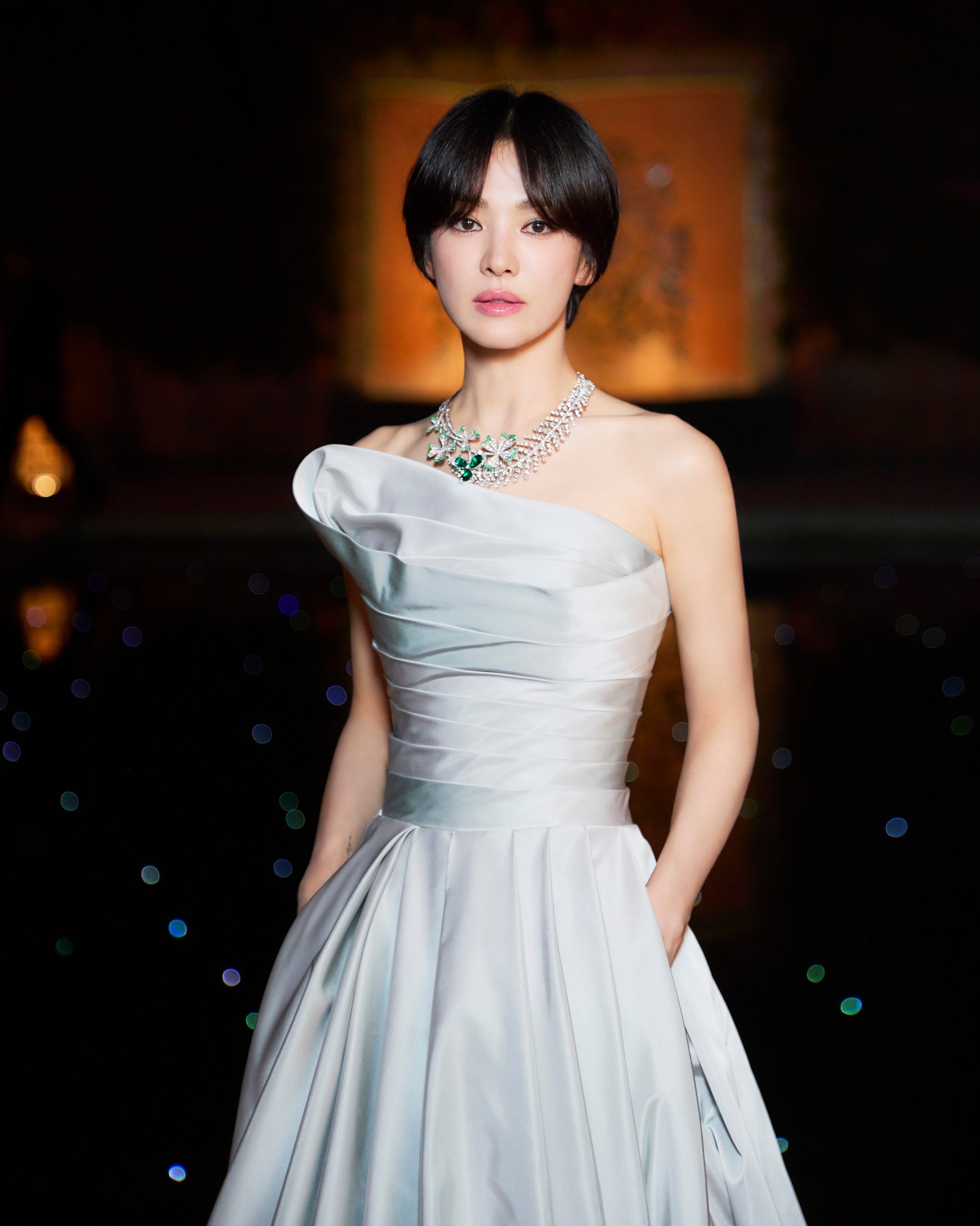 Song Hye Kyo diện váy cúp ngực gợi cảm, khoe nhan sắc không tuổi - 3