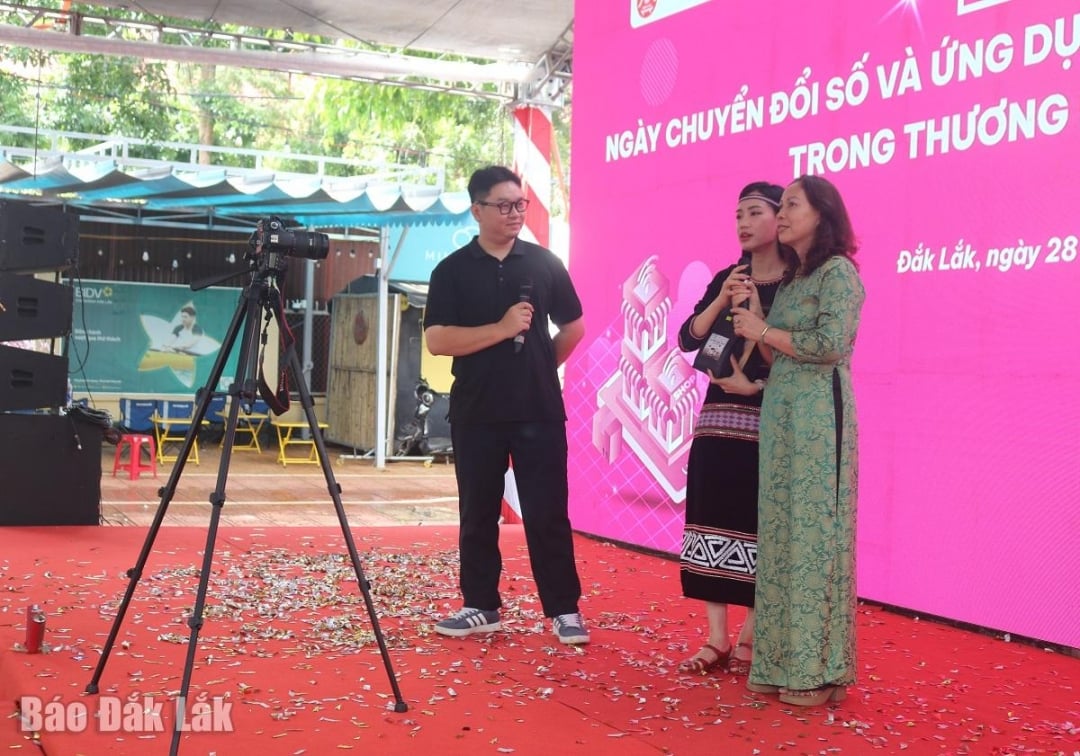 អ្នកបង្កើតមាតិកាណែនាំអាជីវកម្មឱ្យអនុវត្តការលក់បន្តផ្ទាល់នៅលើវេទិកា TikTok ។