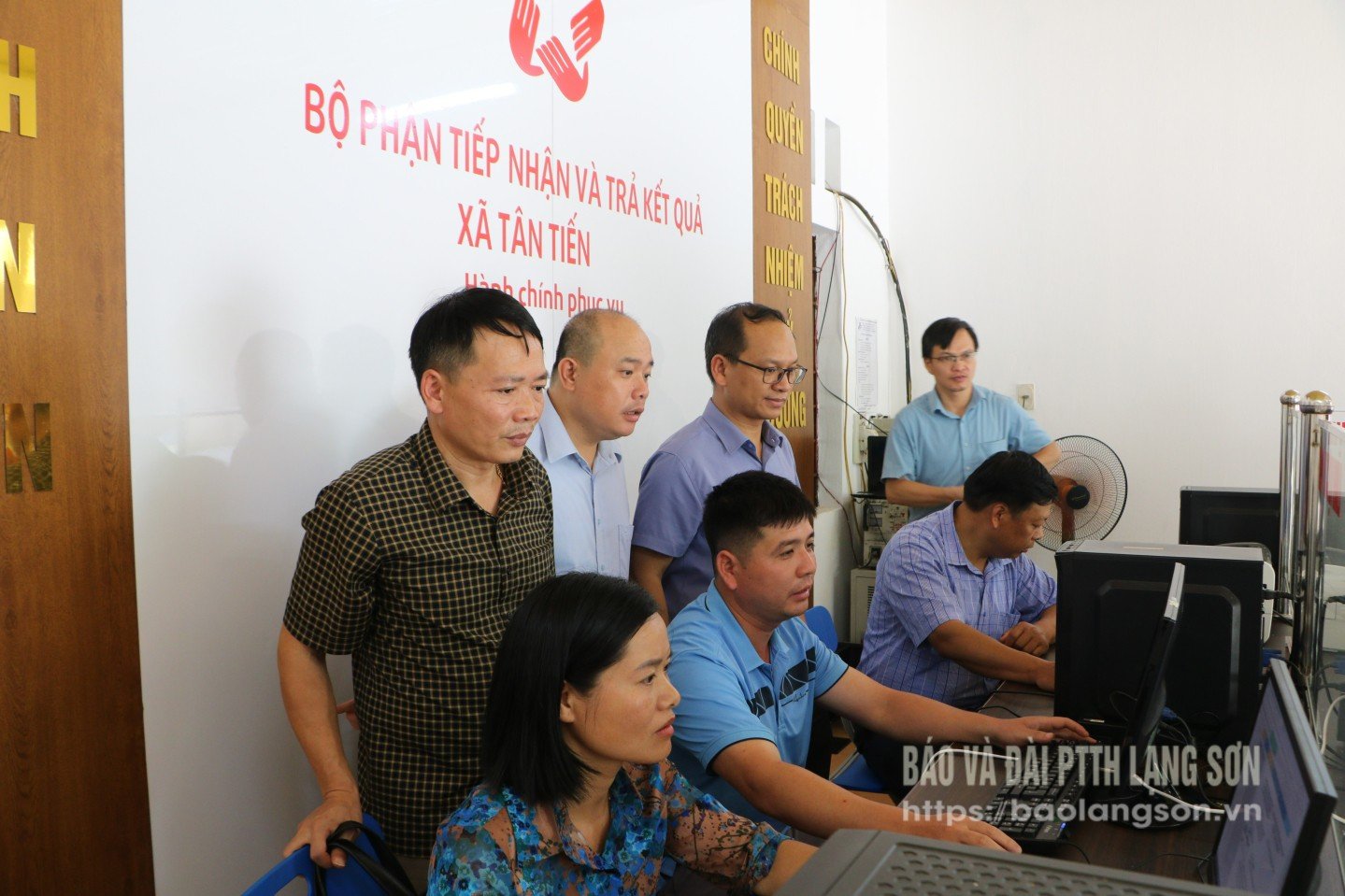 Members of the working group inspected the operation of the document processing and management system in Tan Tien commune.
