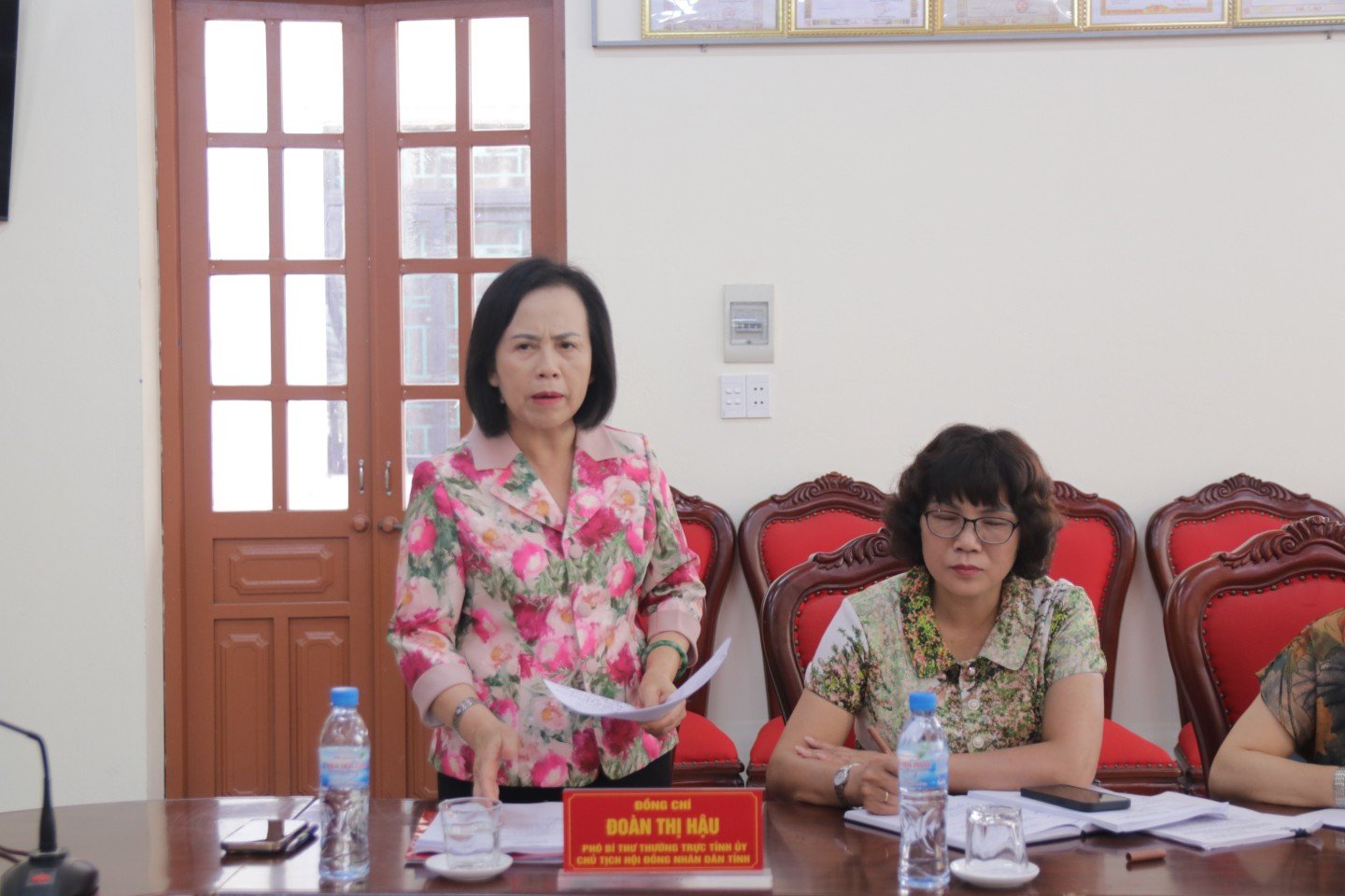 Comrade Doan Thi Hau, Standing Deputy Secretary of the Provincial Party Committee, Chairman of the Provincial People's Council spoke at the working session in Hoang Van Thu.