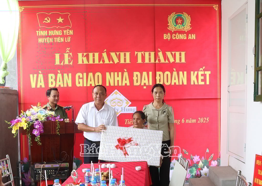 Lãnh đạo huyện Tiên Lữ trao quà tặng gia đình bà Mai Thị Miến