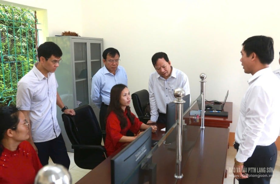 Members of Working Group No. 2 and Working Group No. 3 inspected the trial operation at the Public Administration Service Center of Ba Son Commune.