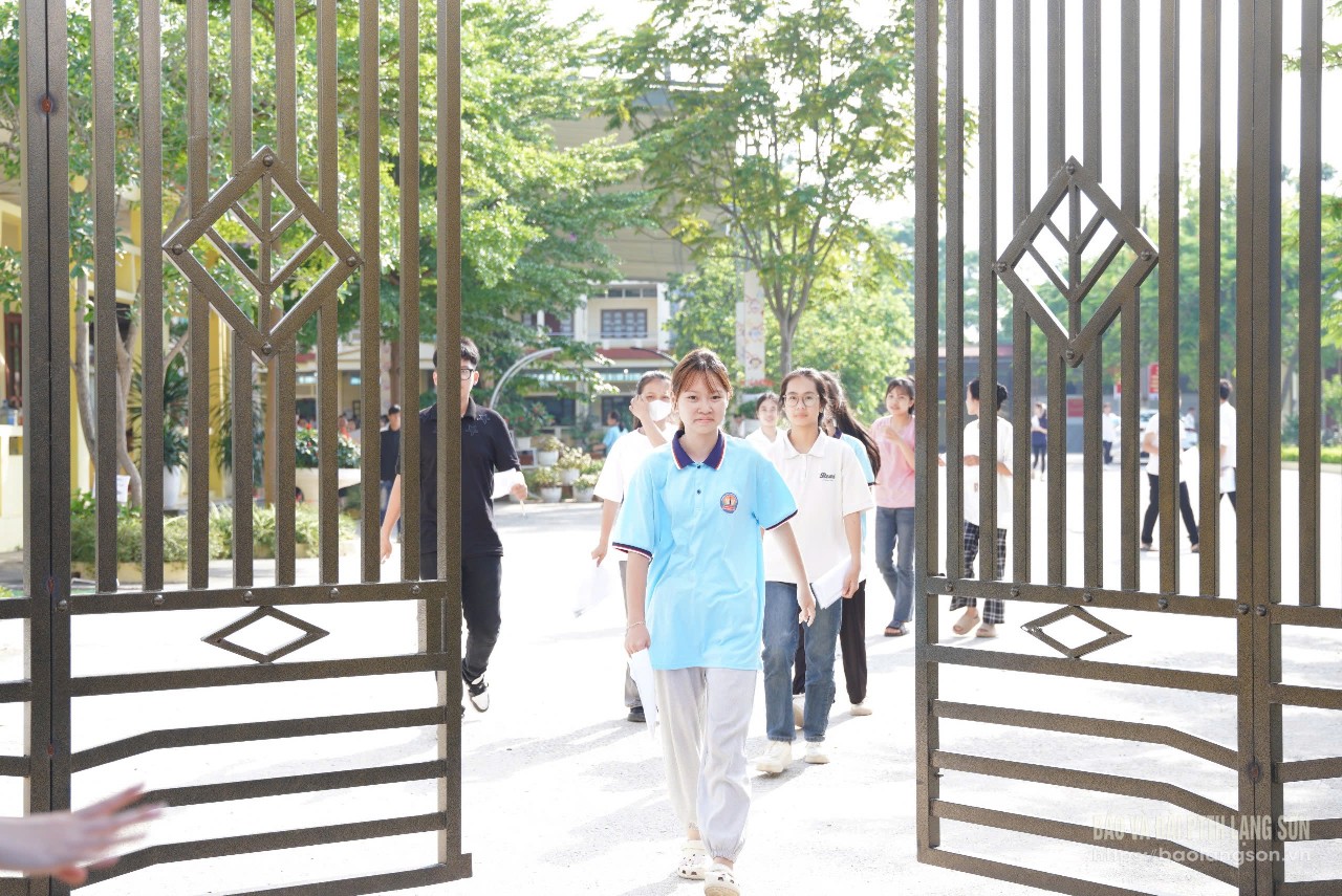 Thí sinh tham dự Kỳ thi Tuyên sinh lớp 10 THPT năm học 2025 - 2026 tại điểm thi Trường THPT Cao Lộc, huyện Cao Lộc