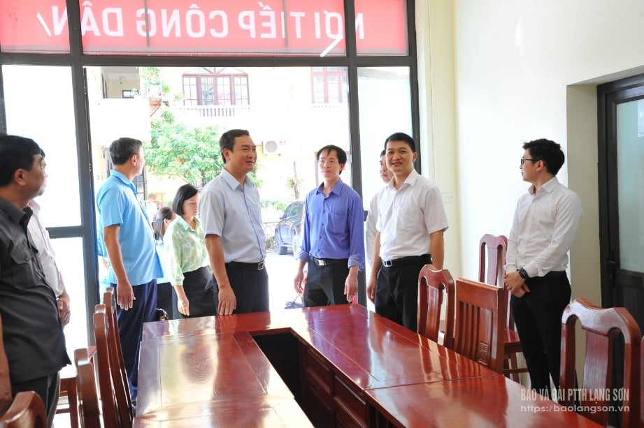 Comrade Nguyen Canh Toan, Deputy Secretary of the Provincial Party Committee, and members of Working Group No. 1 and Working Group No. 3 inspected facilities at Dong Dang commune headquarters.