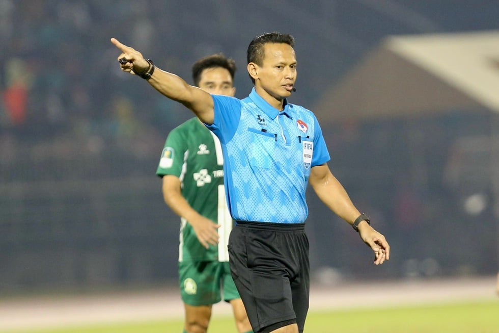 2 trọng tài Malaysia từ play-off ‘chạy sang’ chung kết Cúp quốc gia: Chứng kiến HLV Polking vô địch?
- Ảnh 1.