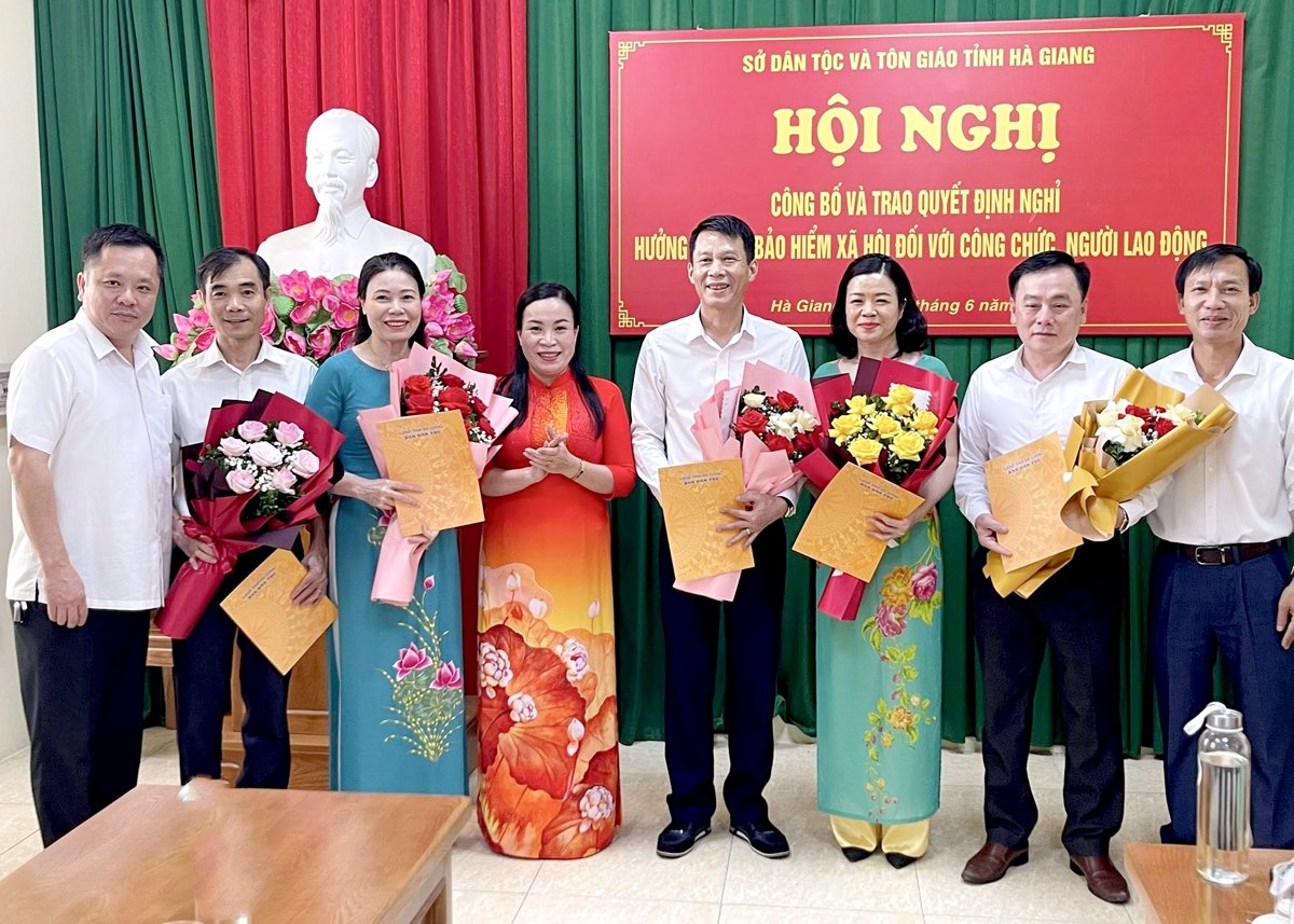 Lãnh đạo Sở Dân tộc và Tôn giáo trao quyết định và tặng hoa chúc mừng các công chức, người lao động nghỉ chế độ.