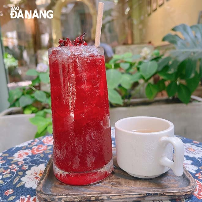 Thưởng thức trà Kombucha Atiso đỏ tại tiệm trà Yên. Ảnh: H.N