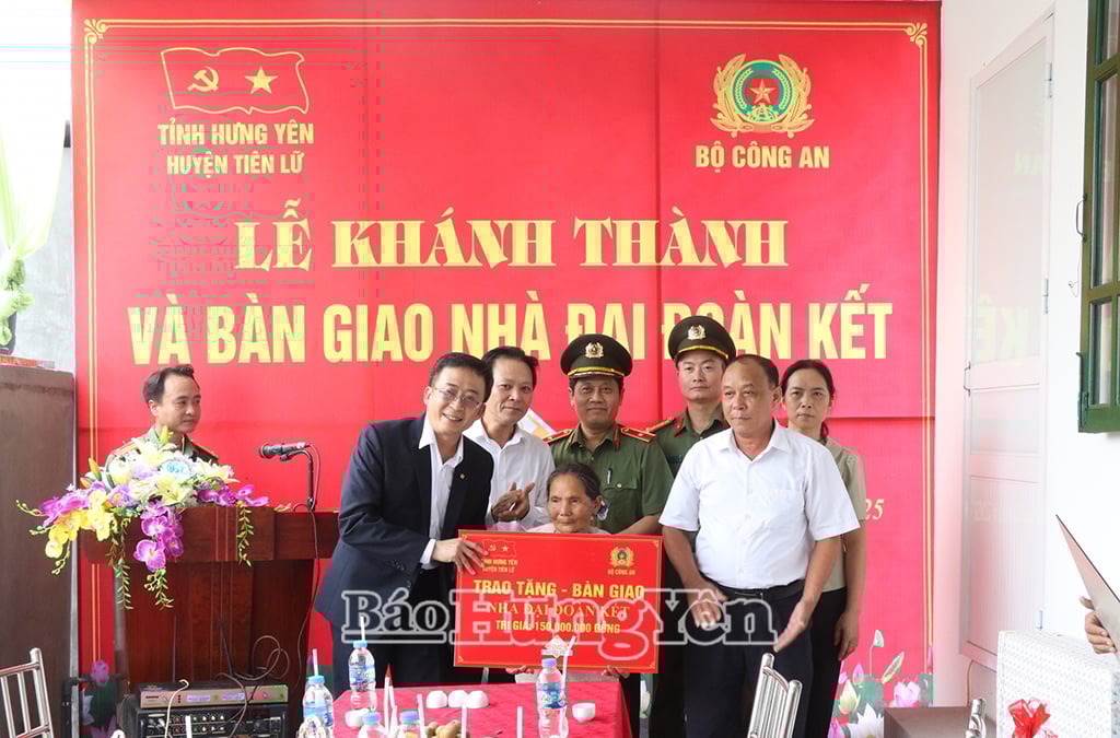 Các đại biểu trao kinh phí hỗ trợ xây nhà cho gia đình bà Mai Thị Miến