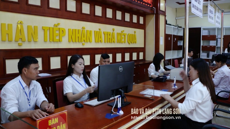 Staff of the Dong Kinh Ward Public Administration Service Center (new) receive, process and resolve administrative procedures for people.