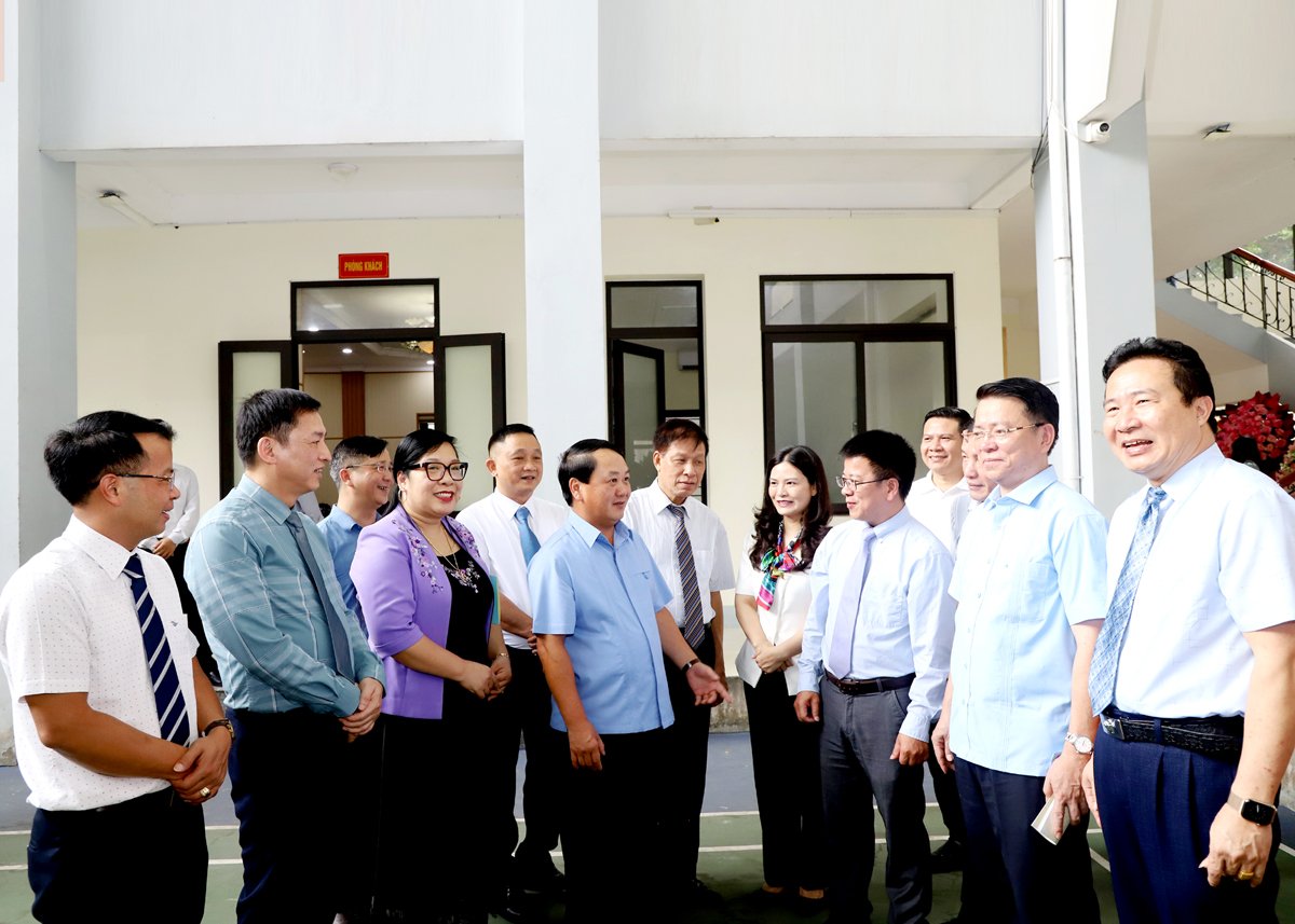 เลขาธิการพรรคประจำจังหวัด Hau A Lenh พูดคุยและแสดงความคาดหวังต่อทีมผู้นำและเจ้าหน้าที่ของสำนักข่าว Ha Giang ภาพโดย: Kim Tien 