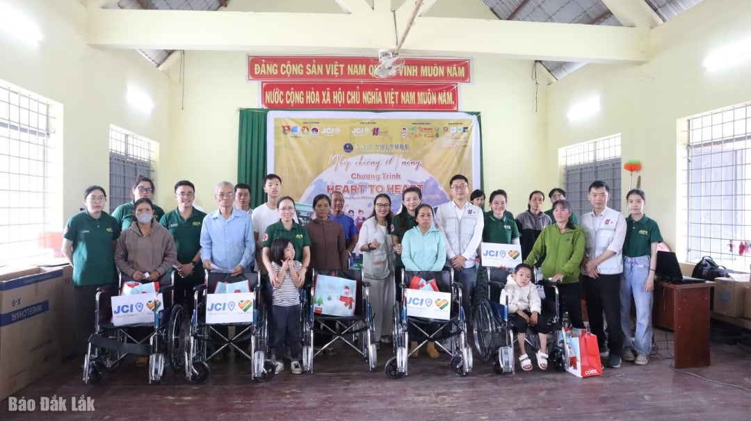 Đại diện các đơn vị tặng xe lăn