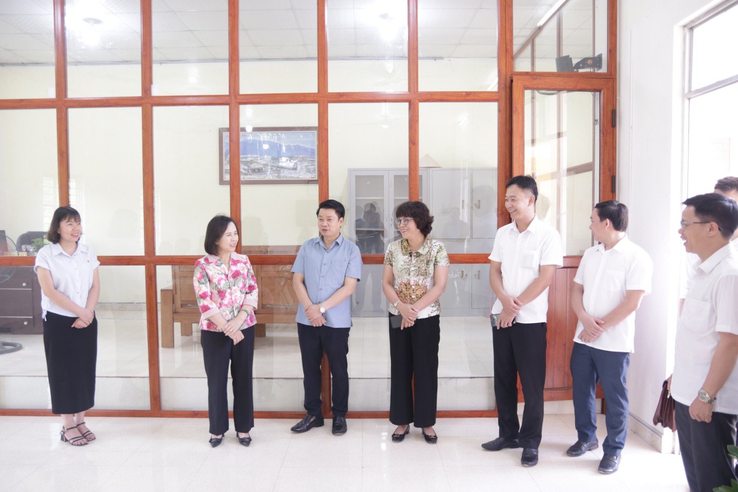 The working group inspected the actual operations at the Thuy Hung Commune Public Administration Service Center.