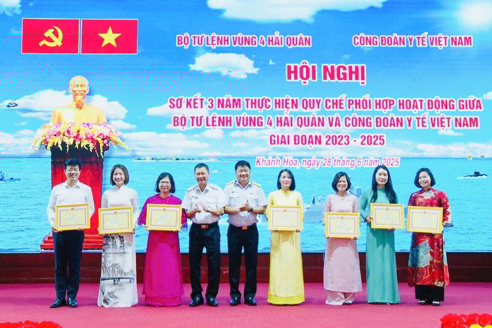 Thủ trưởng Bộ Tư lệnh Vùng 4 Hải quân khen thưởng các tập thể, cá nhân có thành tích xuất sắc trong công tác phối hợp.