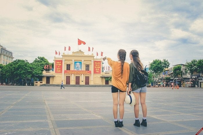 7_nhieu_ban_tre_lua_chon_nha_hat_de_check_in_va_luu_giu_khoanh_khac_dep_va_doc_dao_61cc8e445b.jpg