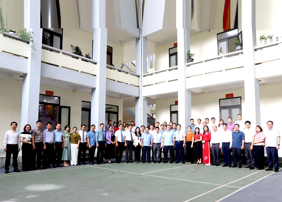 Bí thư Tỉnh ủy Hầu A Lềnh chụp ảnh lưu niệm với lãnh đạo, cán bộ các cơ quan báo chí Hà Giang.                                       Ảnh: KIM TIẾN
