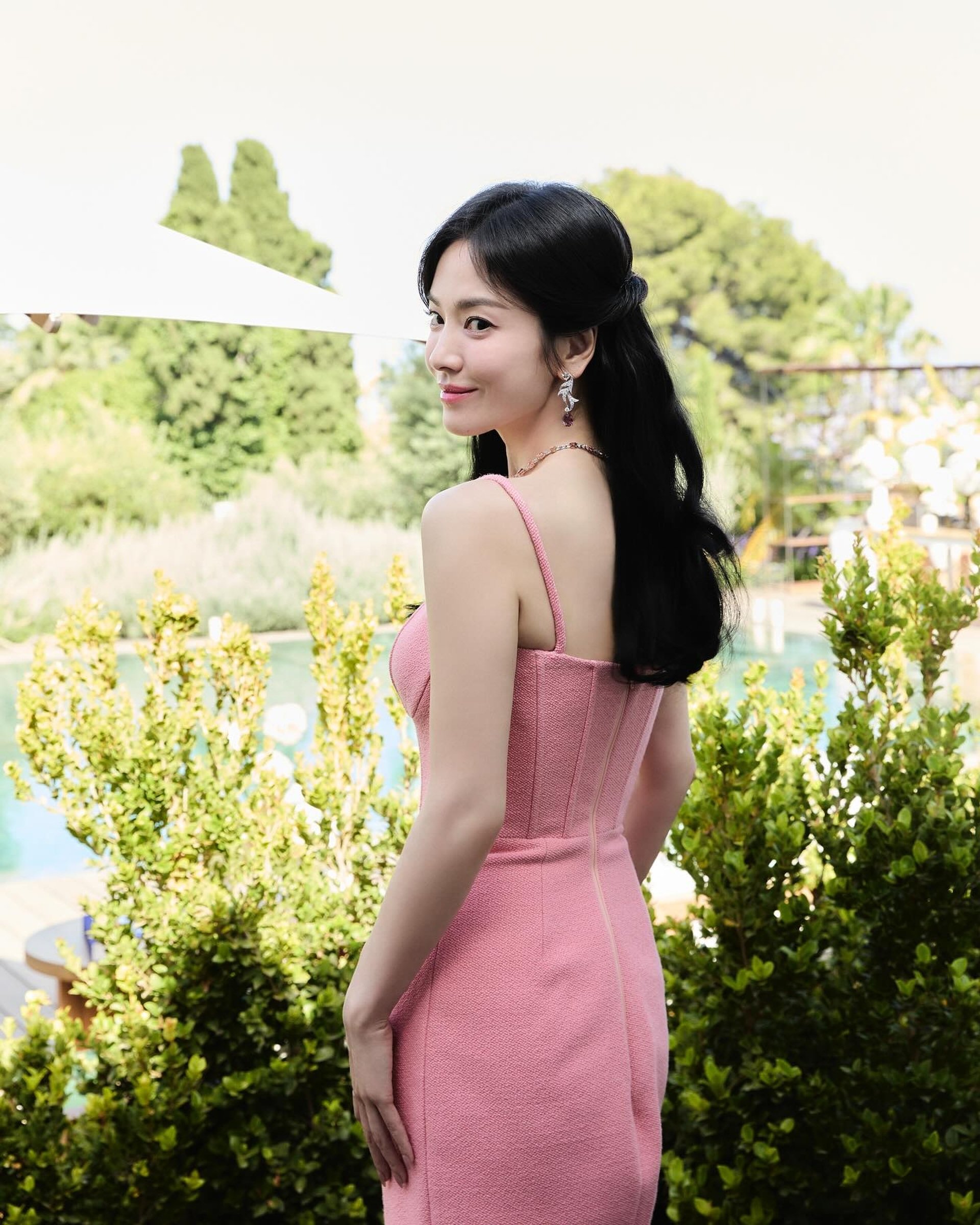 Song Hye Kyo diện váy cúp ngực gợi cảm, khoe nhan sắc không tuổi - 2