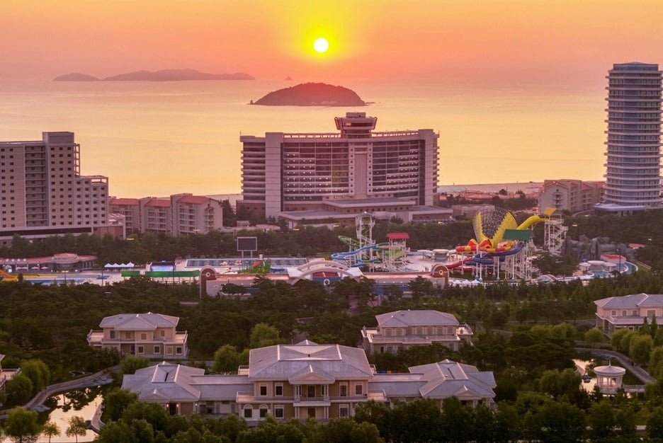 Tọa lạc trên dải cát dài hơn 16 km thuộc vùng duyên hải phía đông, khu nghỉ dưỡng Wonsan Geumgang được xây dựng với quy mô lớn chưa từng có trong ngành du lịch Triều Tiên. Theo mô tả từ truyền thông trong nước, toàn bộ khuôn viên bao gồm hơn 10 khách sạn cao tầng, khoảng 30 cụm biệt thự nghỉ dưỡng độc lập, cùng nhiều công trình phụ trợ như nhà hát, trung tâm thương mại, khu thể thao ngoài trời và công viên giải trí. Ảnh: Rodong Sinmun.