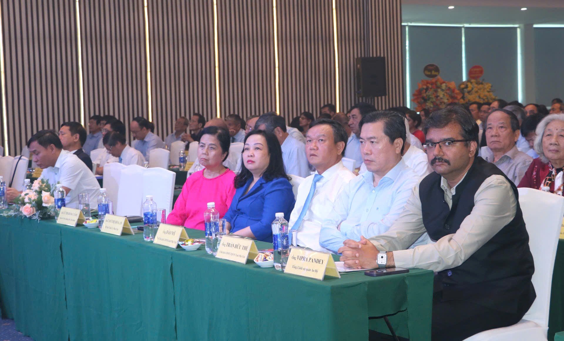 Các đại biểu dự lễ kỷ niệm.
