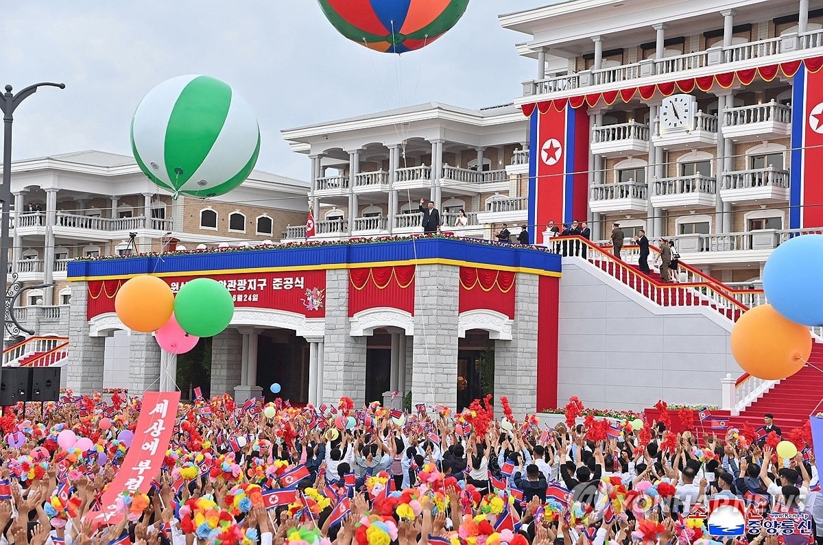 Khu nghỉ dưỡng Wonsan Geumgang sẽ chính thức đi vào hoạt động vào ngày 1/7, sau hơn 11 năm triển khai. Lễ khánh thành được tổ chức trọng thể với sự tham dự của nhà lãnh đạo Kim Jong-un, phu nhân Ri Sol-ju và con gái Kim Joo-ae. Đây là lần đầu tiên bà Ri xuất hiện công khai kể từ tháng 12/2023. Ảnh: KCNA.